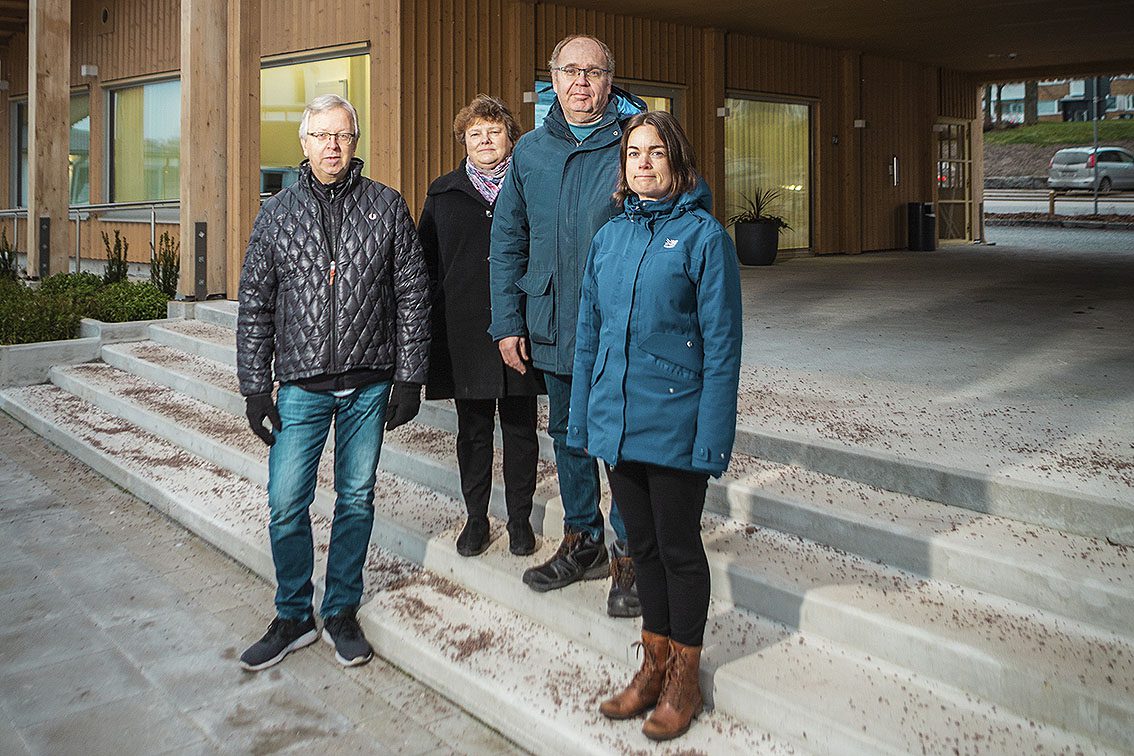 Österbottens Fiskarförbundin henkilökunta yhteiskuvassa Vaasan Kalastuksen talon ulkopuolella.